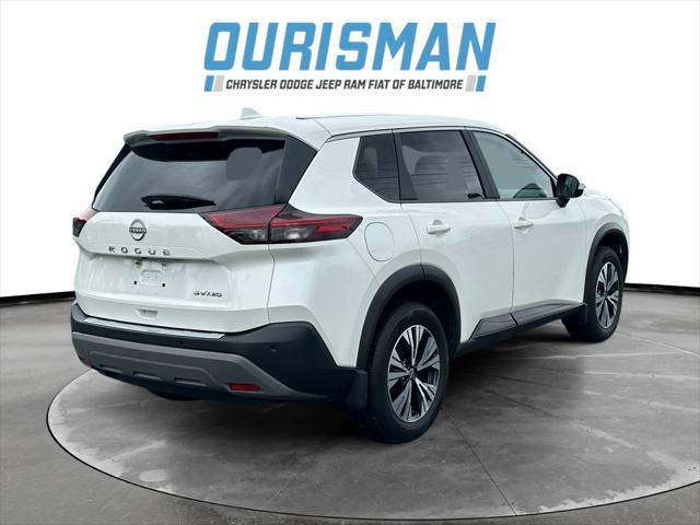 Photo of 2023 Pearl White Tricoat Nissan Rogue