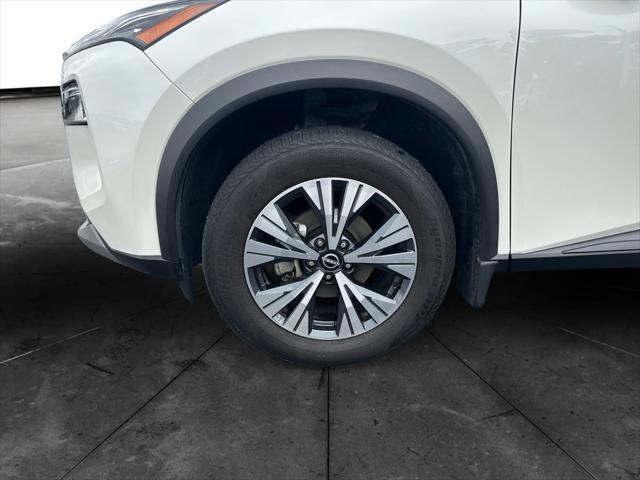 Photo of 2023 Pearl White Tricoat Nissan Rogue