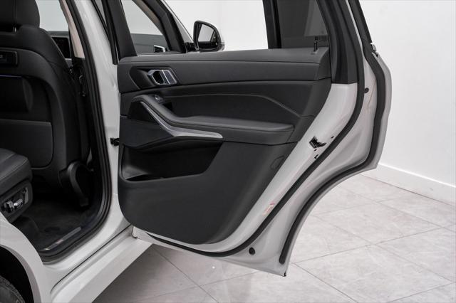 Photo of 2022 Mineral White Metallic BMW X7