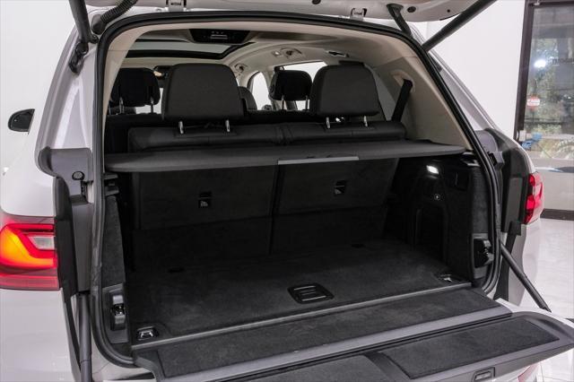 Photo of 2022 Mineral White Metallic BMW X7