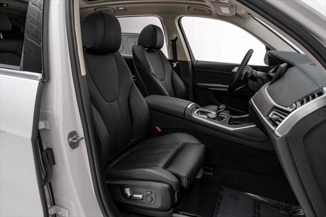 Photo of 2022 Mineral White Metallic BMW X7
