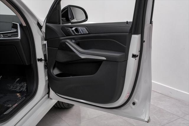Photo of 2022 Mineral White Metallic BMW X7