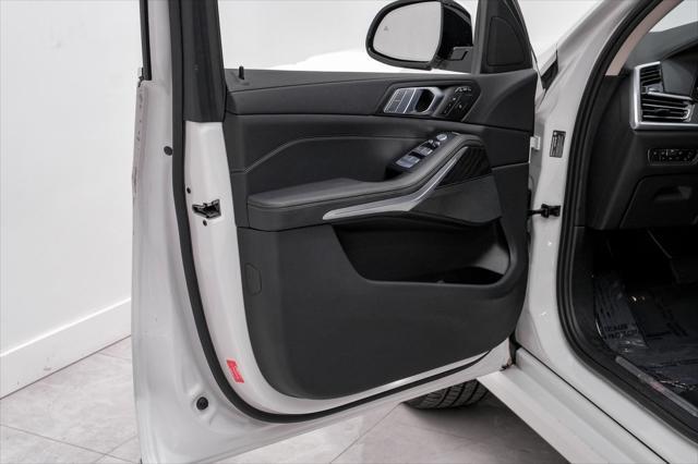 Photo of 2022 Mineral White Metallic BMW X7