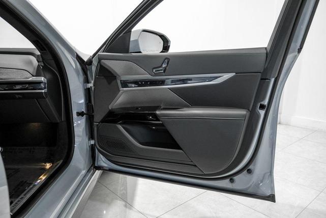 Photo of 2024 Gray BMW 740