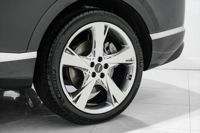 Photo of 2024 Vik Black Genesis GV80