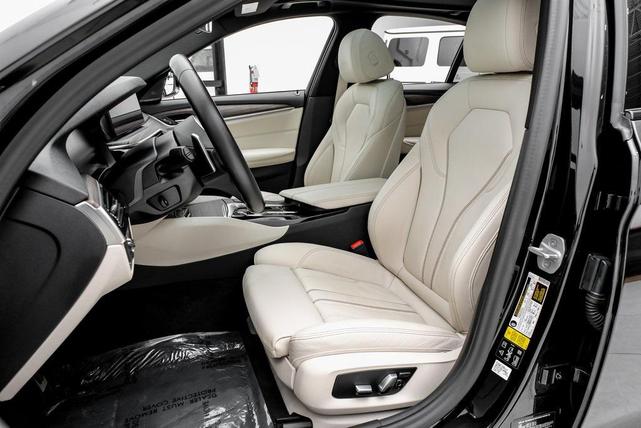 Photo of 2021 Black Sapphire Metallic BMW 540