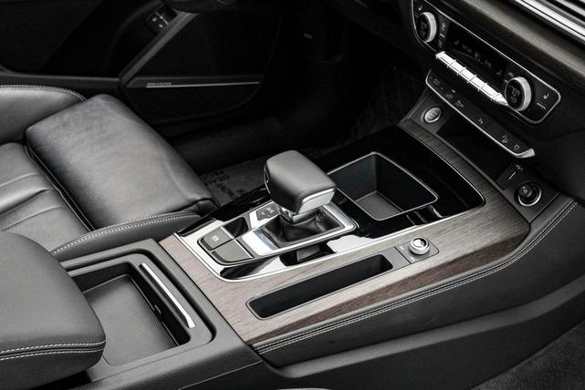 Photo of 2022 Silver Metallic Audi Q5 e