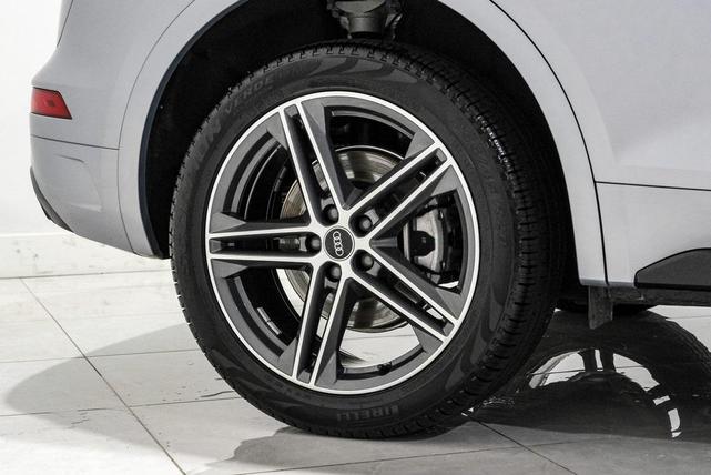 Photo of 2022 Silver Metallic Audi Q5 e
