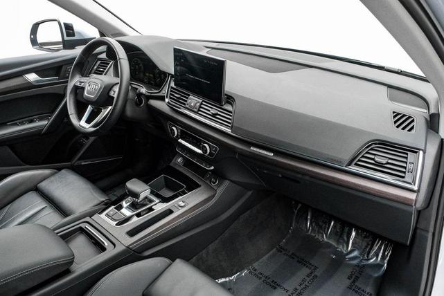 Photo of 2022 Silver Metallic Audi Q5 e