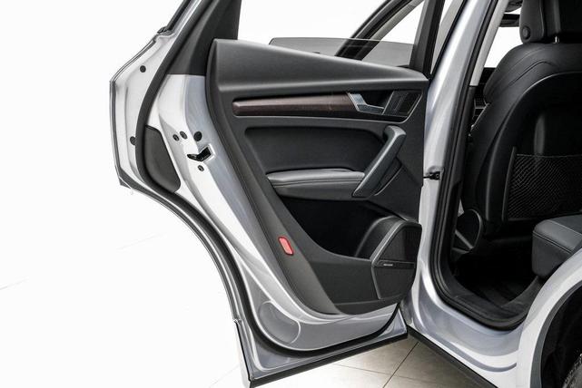 Photo of 2022 Silver Metallic Audi Q5 e