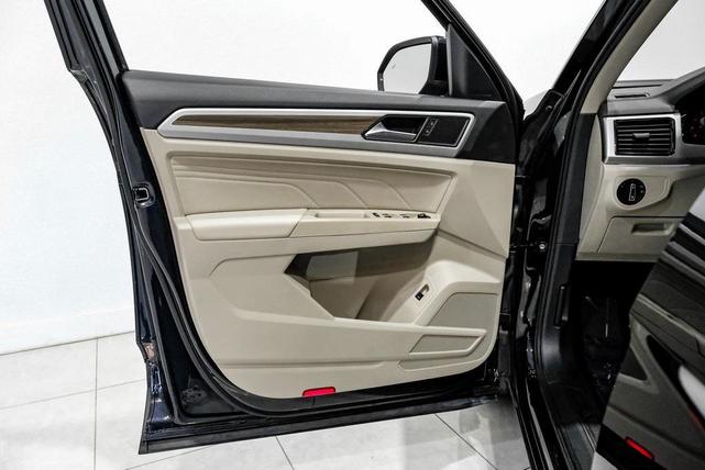 Photo of 2023 Deep Black Pearl Volkswagen Atlas
