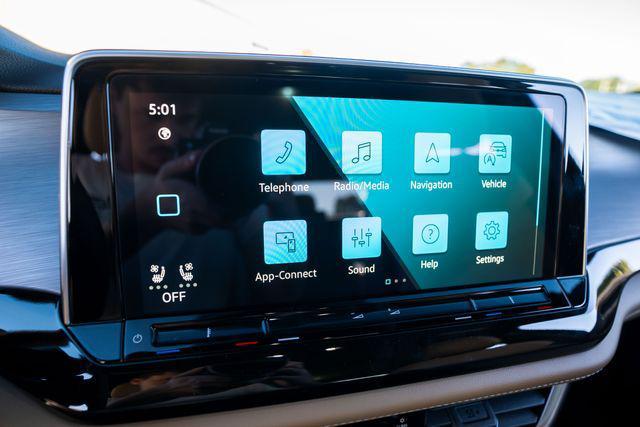 Photo of 2026 Deep Black Pearl Volkswagen Atlas Cross Sport