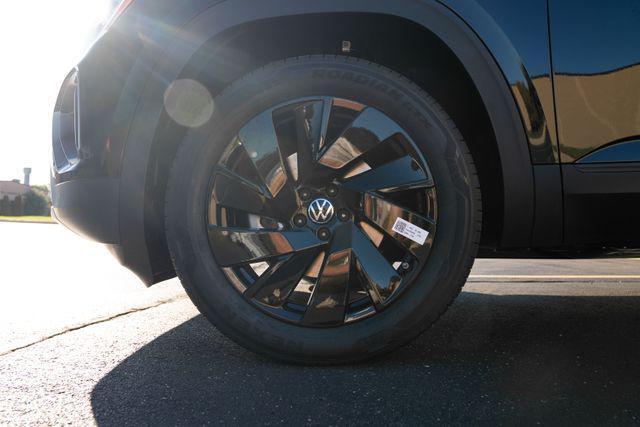 Photo of 2026 Deep Black Pearl Volkswagen Atlas Cross Sport