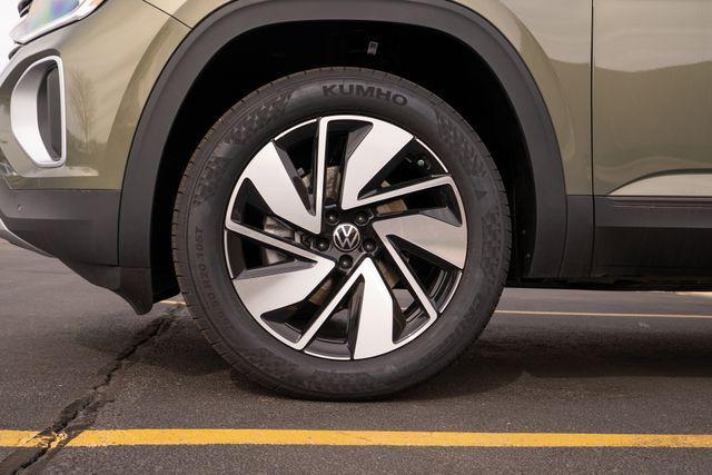 Photo of 2025 Avocado Green Pearl Volkswagen Atlas