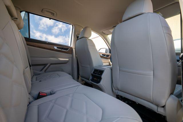 Photo of 2025 Silver Mist Metallic Volkswagen Atlas
