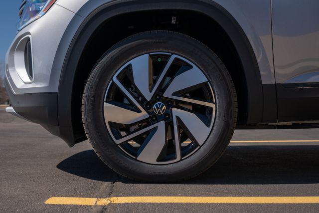 Photo of 2025 Silver Mist Metallic Volkswagen Atlas