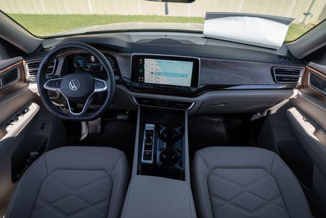 Photo of 2025 Silver Mist Metallic Volkswagen Atlas