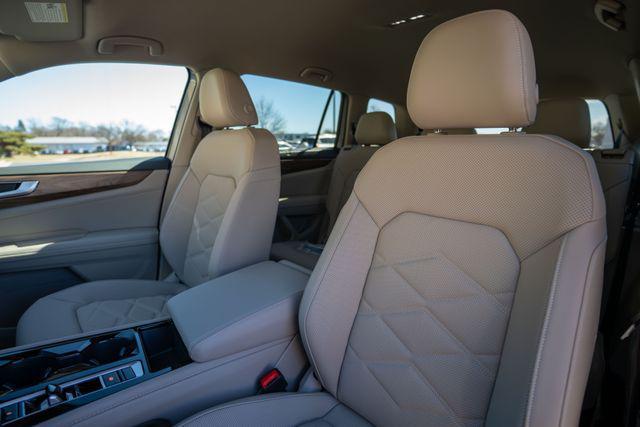 Photo of 2025 Silver Mist Metallic Volkswagen Atlas