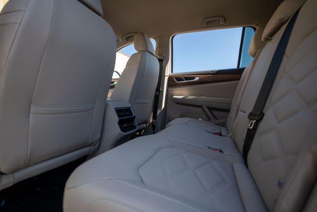 Photo of 2025 Silver Mist Metallic Volkswagen Atlas
