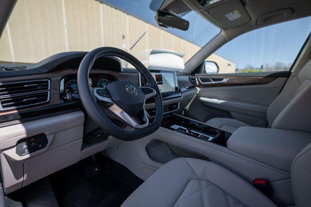 Photo of 2025 Silver Mist Metallic Volkswagen Atlas