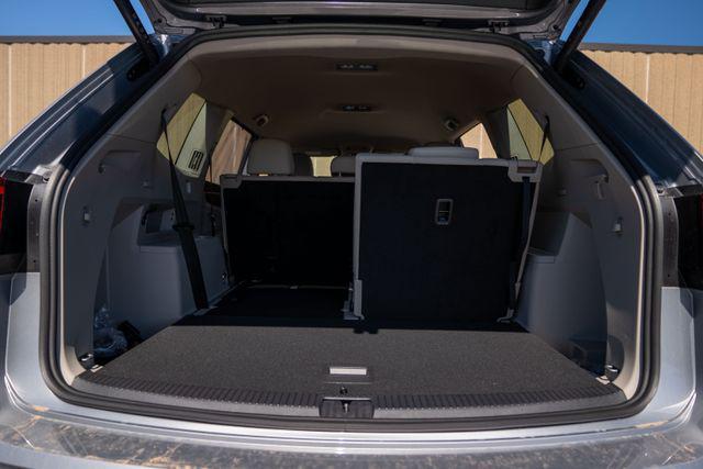 Photo of 2025 Silver Mist Metallic Volkswagen Atlas