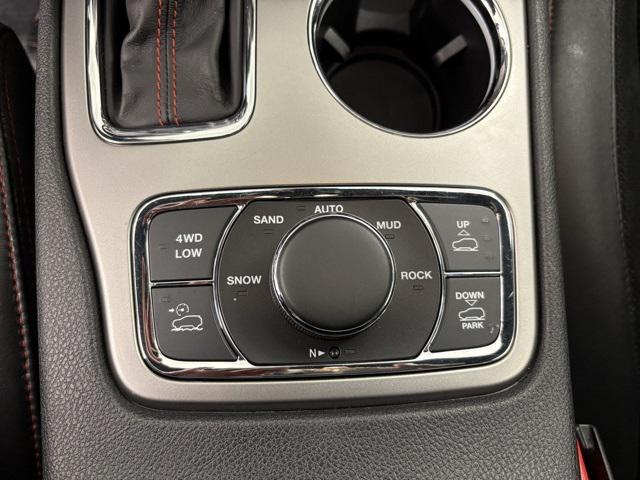 Photo of 2017 Granite Crystal Metallic Clearcoat Jeep Grand Cherokee