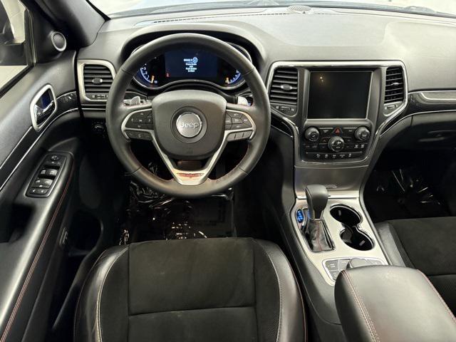 Photo of 2017 Granite Crystal Metallic Clearcoat Jeep Grand Cherokee