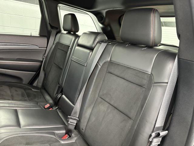 Photo of 2017 Granite Crystal Metallic Clearcoat Jeep Grand Cherokee