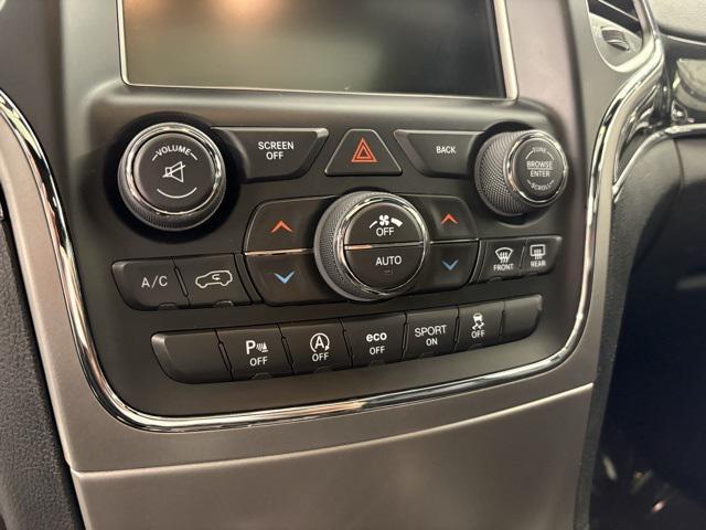 Photo of 2017 Granite Crystal Metallic Clearcoat Jeep Grand Cherokee