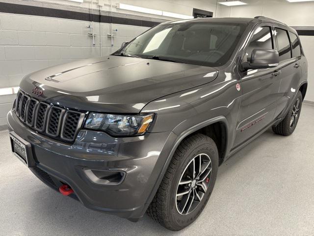 Photo of 2017 Granite Crystal Metallic Clearcoat Jeep Grand Cherokee