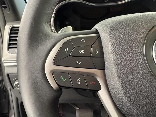 Photo of 2017 Granite Crystal Metallic Clearcoat Jeep Grand Cherokee