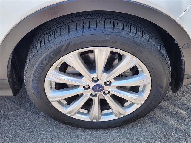 Photo of 2017 White Platinum Clearcoat Metallic Ford Escape