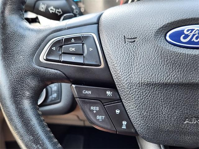 Photo of 2017 White Platinum Clearcoat Metallic Ford Escape