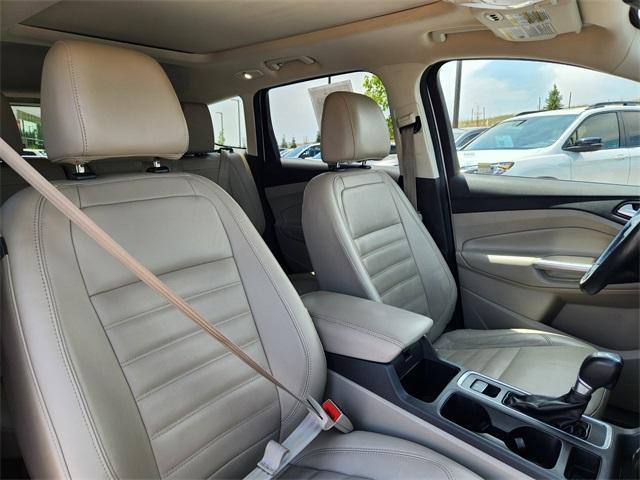 Photo of 2017 White Platinum Clearcoat Metallic Ford Escape