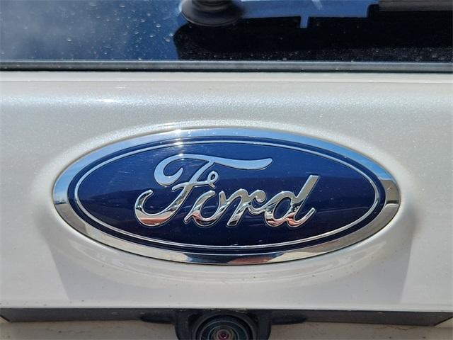 Photo of 2017 White Platinum Clearcoat Metallic Ford Escape