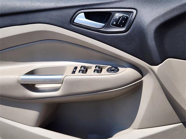 Photo of 2017 White Platinum Clearcoat Metallic Ford Escape