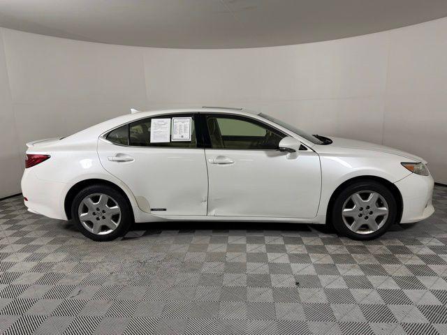 Photo of 2013 Starfire Pearl Lexus ES 300h