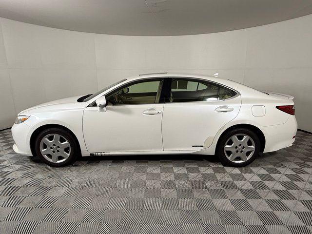 Photo of 2013 Starfire Pearl Lexus ES 300h