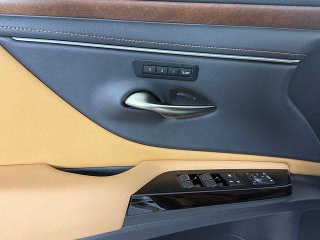 Photo of 2024 Eminent White Pearl Lexus ES 300h