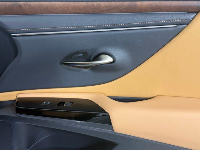 Photo of 2024 Eminent White Pearl Lexus ES 300h