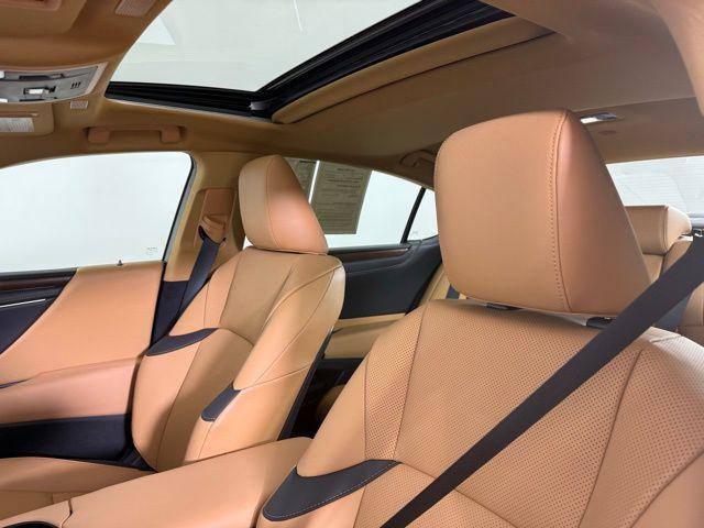 Photo of 2024 Eminent White Pearl Lexus ES 300h