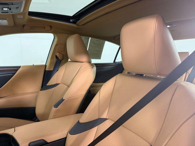 Photo of 2024 Eminent White Pearl Lexus ES 300h