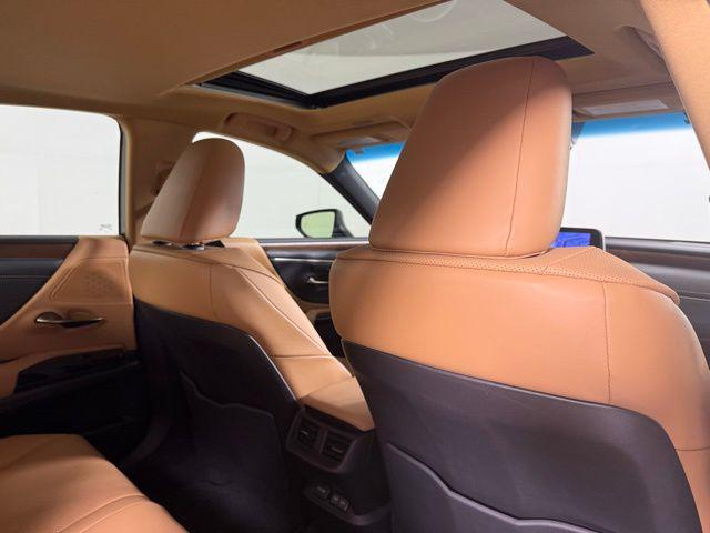 Photo of 2024 Eminent White Pearl Lexus ES 300h