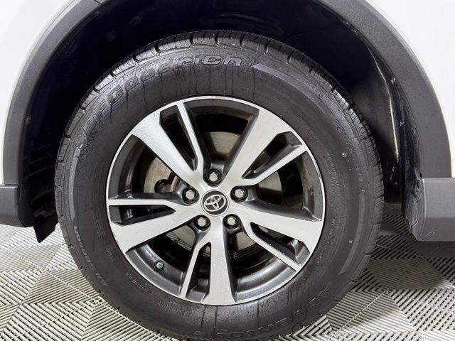 Photo of 2017 Super White Toyota RAV4