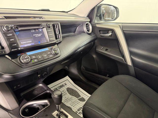 Photo of 2017 Super White Toyota RAV4
