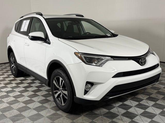 Photo of 2017 Super White Toyota RAV4
