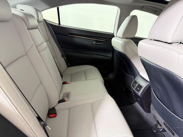 Photo of 2018 Silver Lining Metallic Lexus ES 350