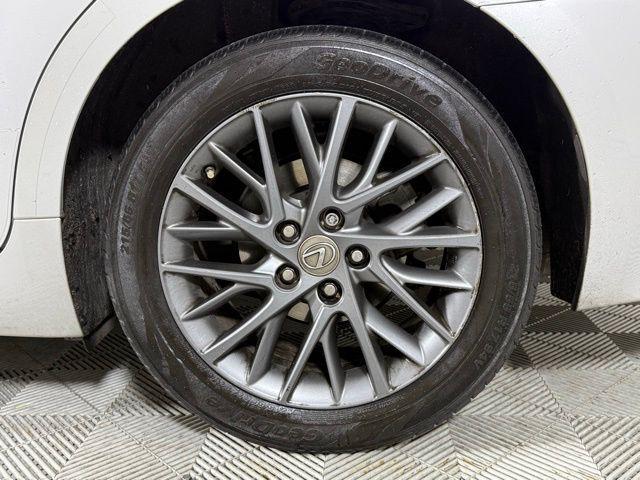 Photo of 2018 Silver Lining Metallic Lexus ES 350