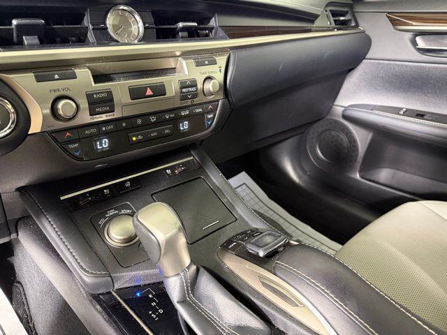 Photo of 2018 Silver Lining Metallic Lexus ES 350