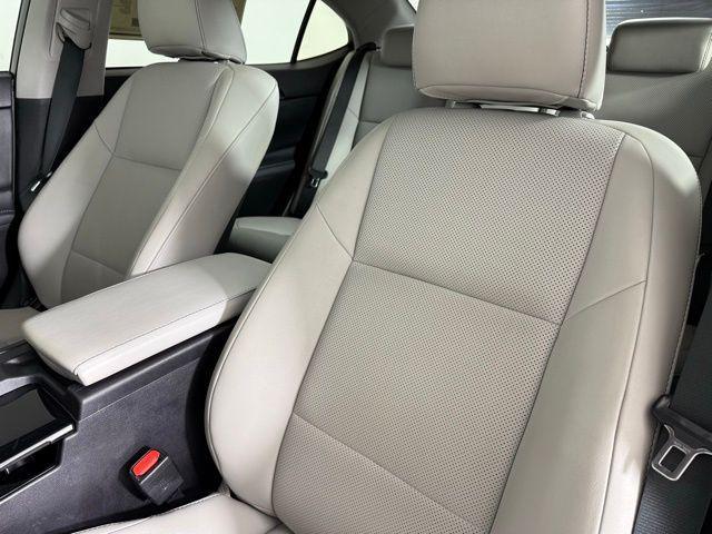 Photo of 2018 Silver Lining Metallic Lexus ES 350